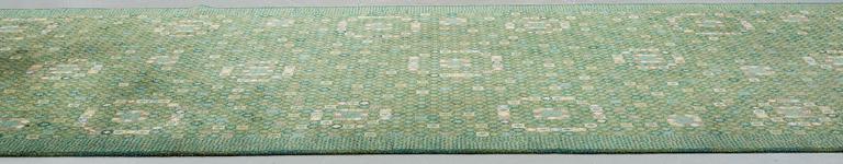 Barbro Nilsson, matto, "Bankrabatten grön", knotted pile, ca 502-504 x 202,5-207 cm, signed AB MMF BN.