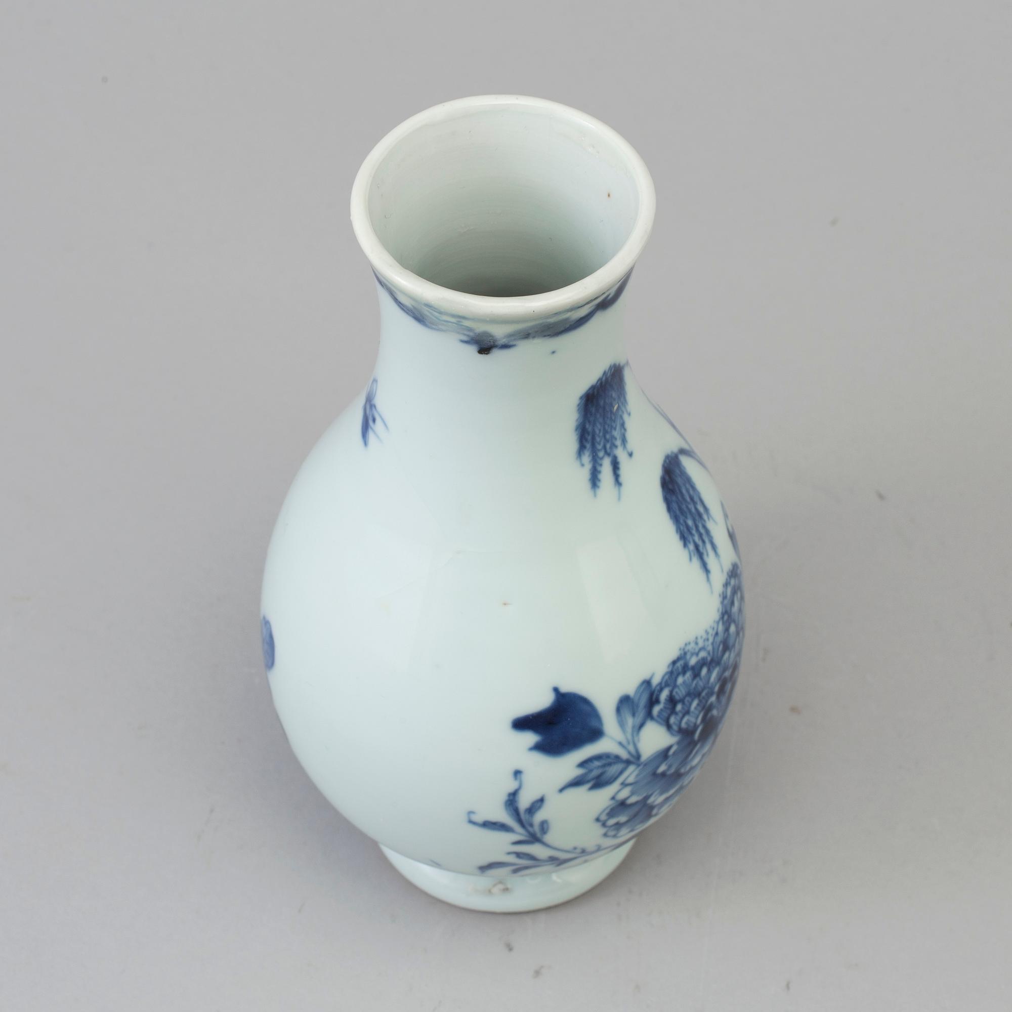 A Chinese blue and white porcelain vase, Qing dynasty, 18th century.