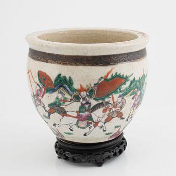 A porcelain pot, China, first half of the 20th century.