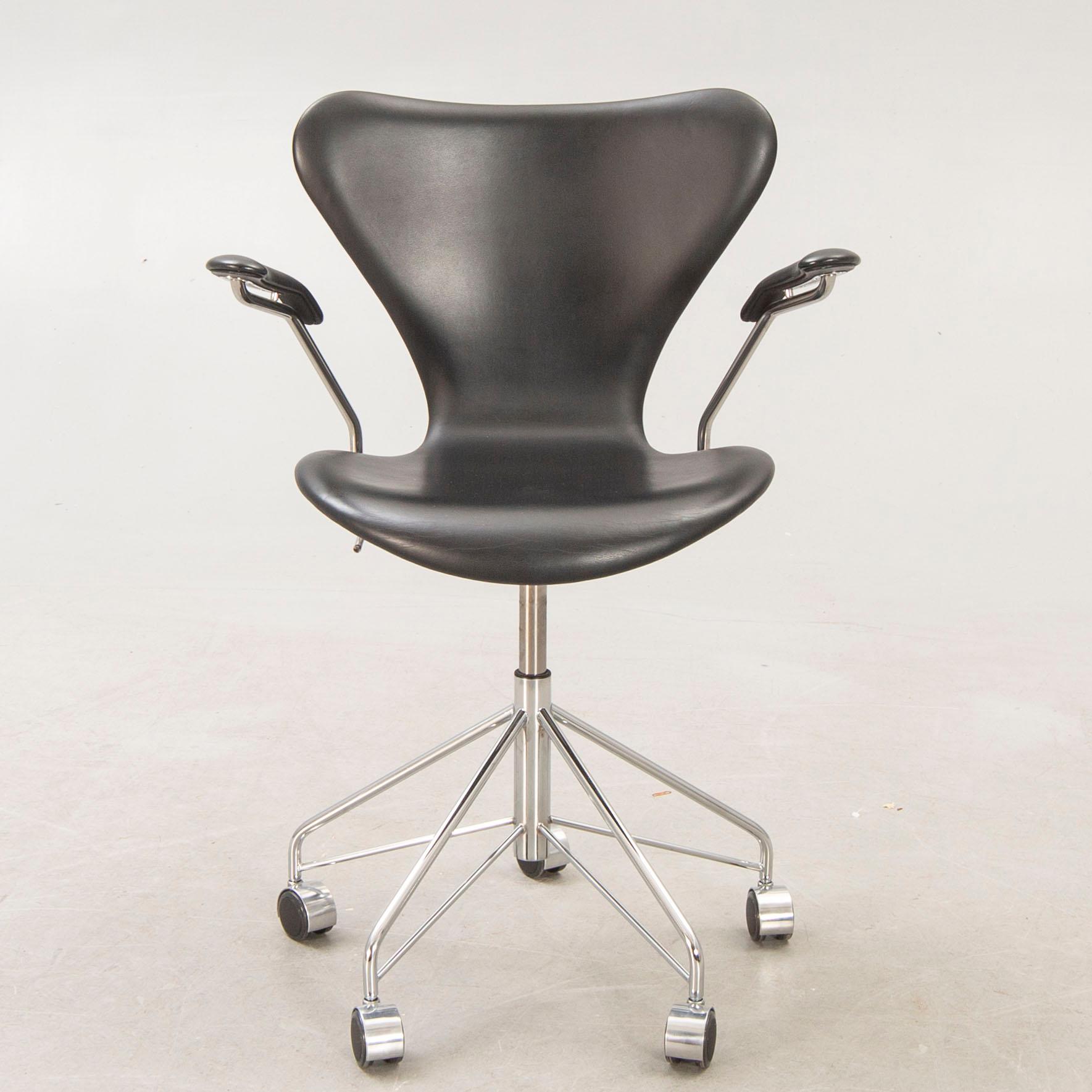Arne Jacobsen, skrivbordsstol "Sjuan" för Fritz Hansen 2010.