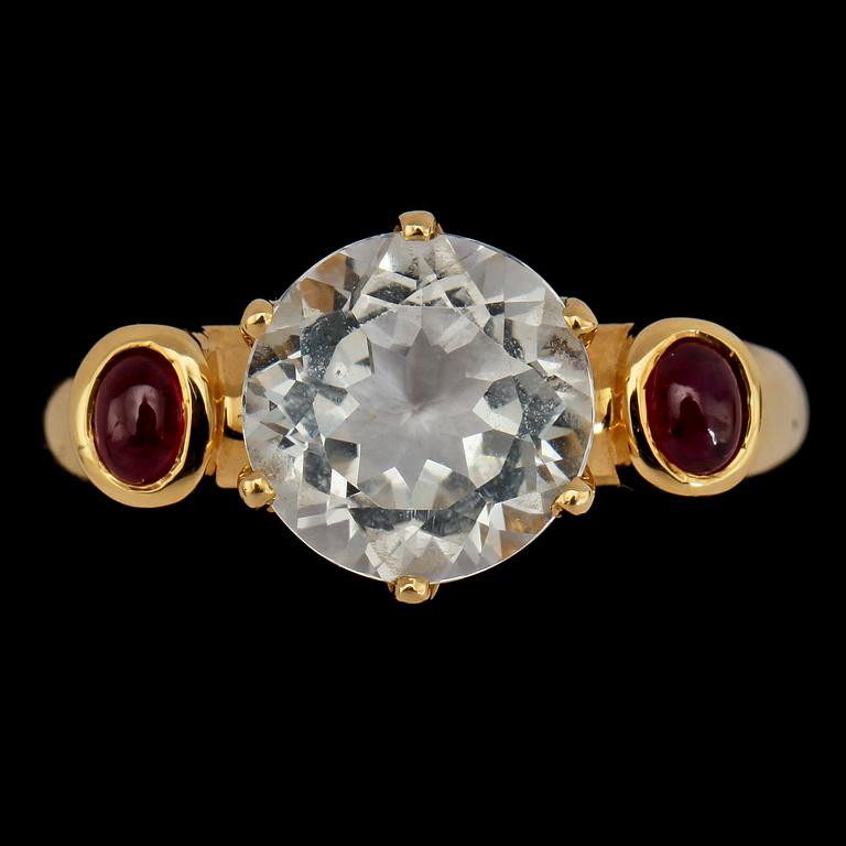 RING, 18k guld med fasettslipad topas samt 2 cabochonslipade rubiner, Guldfynd AB, 1900-tal. Vikt 4 g.