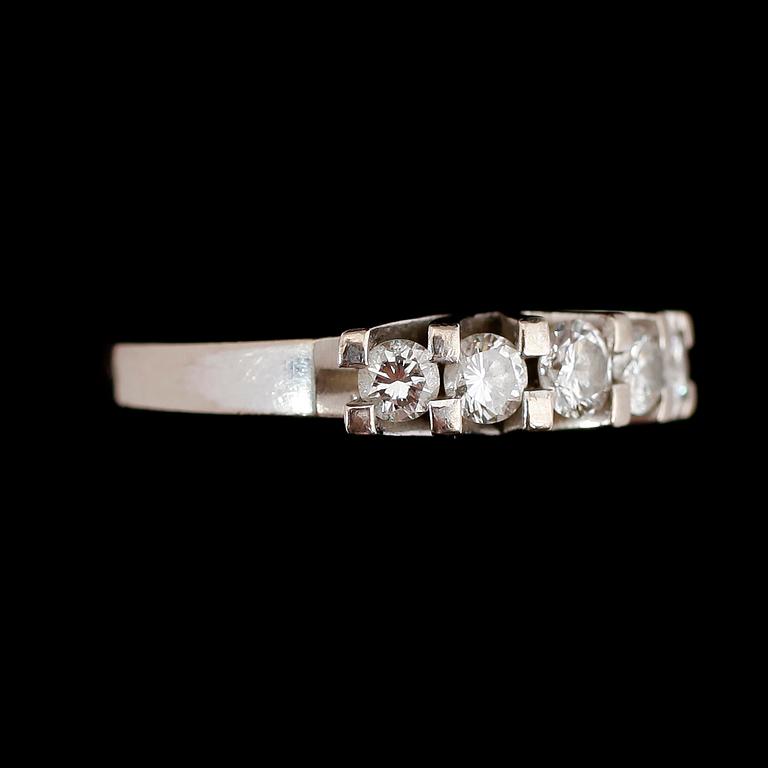 RING, 18 k vitguld, med 5 briljanter, 0.66 ct enligt gravyr. Svenska stämplar. Total vikt ca 5 gram.