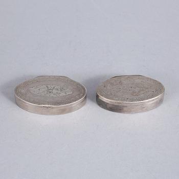SNUSDOSOR, 2 st, silver, August W. Ahnström resp Johan F. Löfgren, Växjö 1848 resp Karlskrona 1851. Tot ca 77 gram.