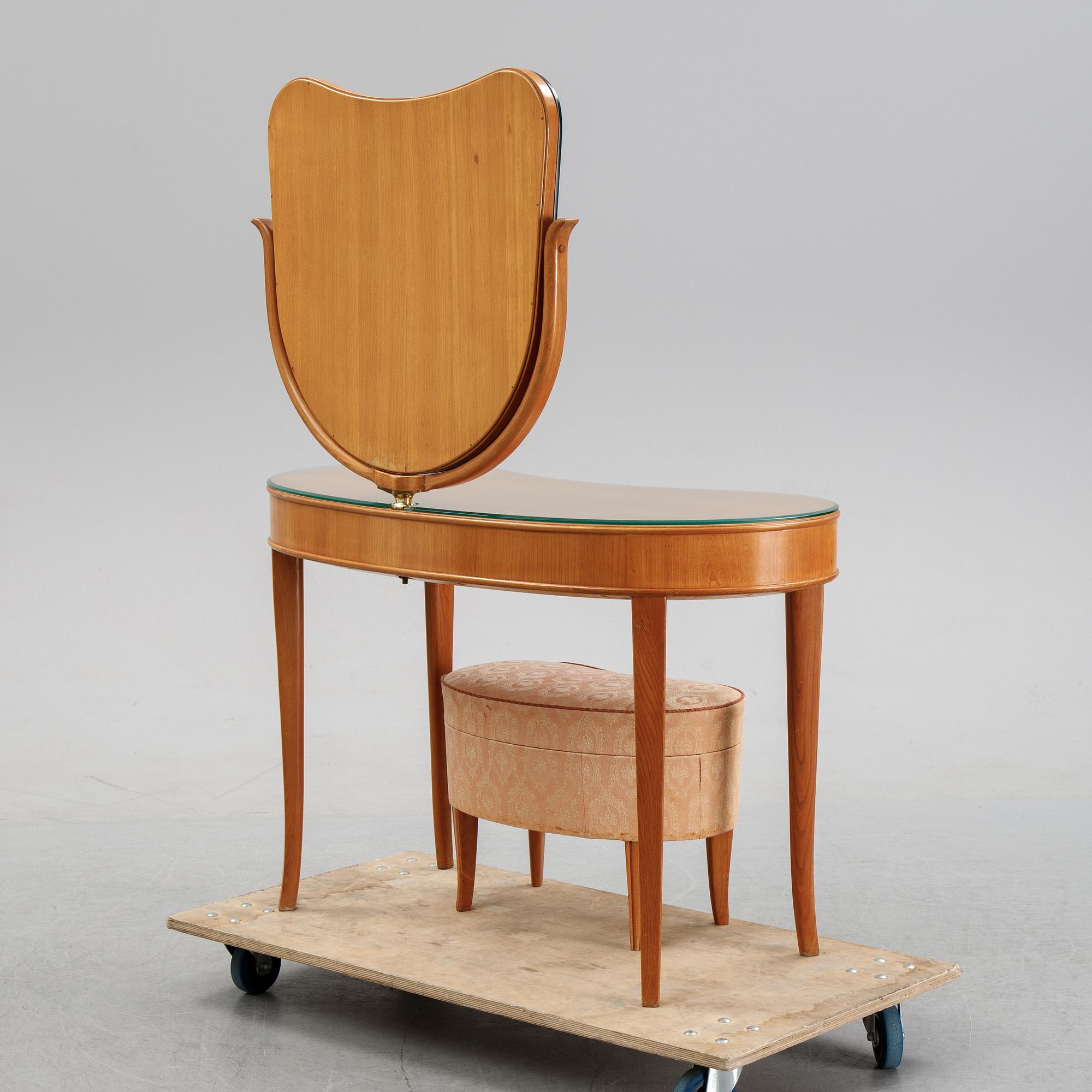 Axel Larsson, attributed to. An elm dressing table and stool, Swedish Modern, Bodafors SMF, 1940's.