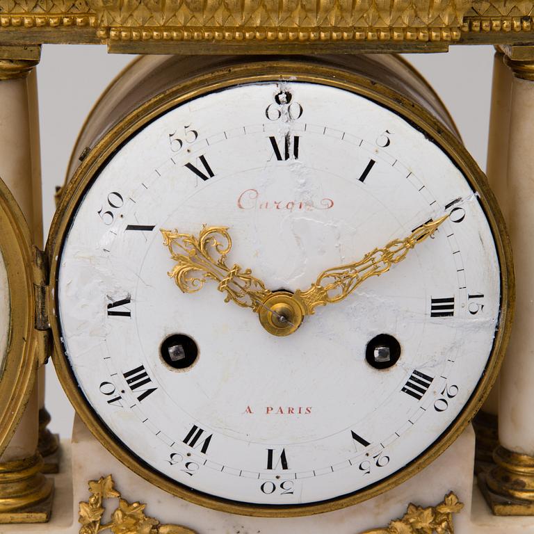 A FRENCH 18TH CENTURY TABLE CLOCK, signed Caron à Paris.