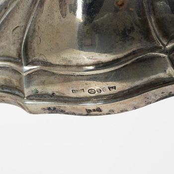 Kandelabrar, ett par, silver, rokokostil, svensk importstämpel Adolf Landoff, Göteborg 1931.
