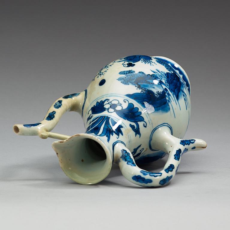 A blue and white Transitional ewer, 17th Century.