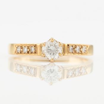 Ring in 18K gold with round brilliant-cut diamonds.