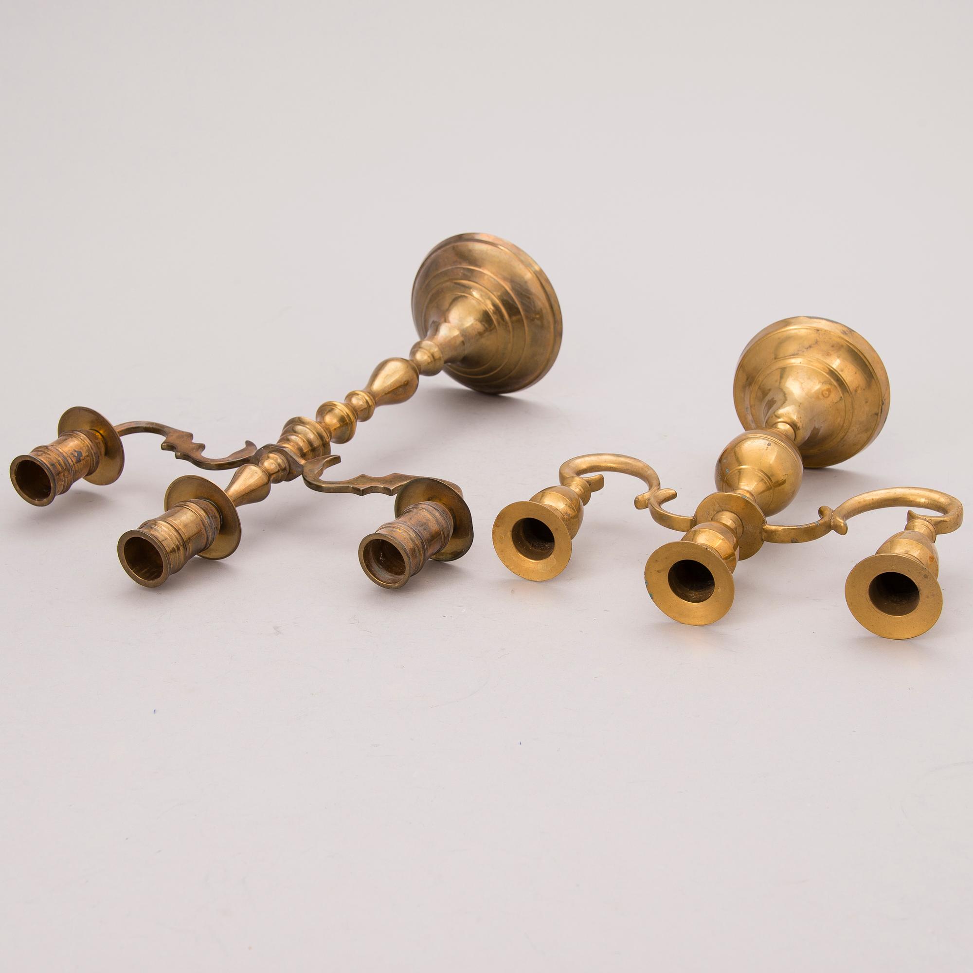PARTI KANDELABRAR OCH LJUSSTAKAR, mässing, 1800/1900-tal.