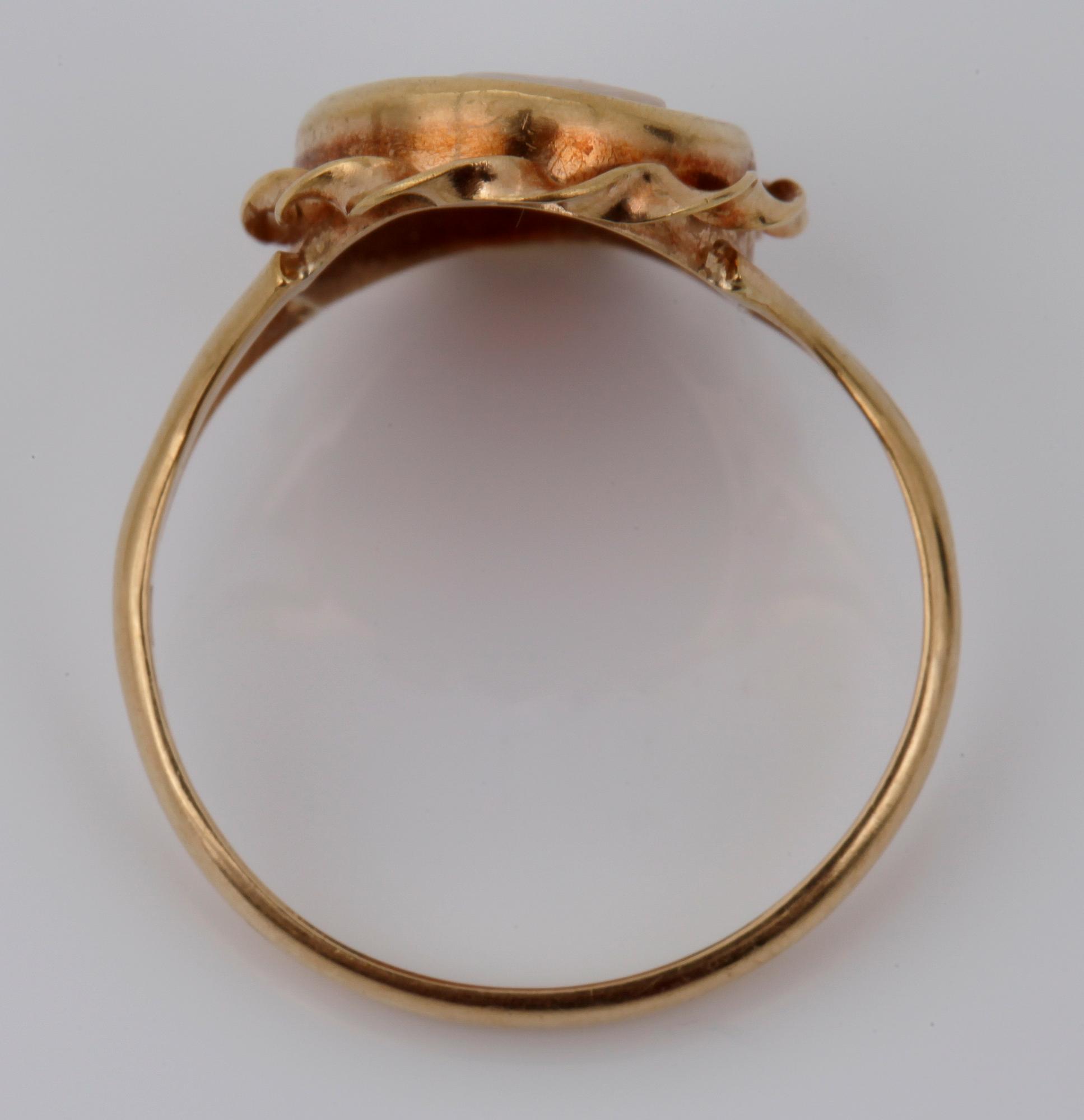 RING SAMT HÄNGE, 18 k guld samt camé. 1948 resp 1949. Totalvikt ca 6,7 g.