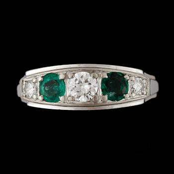 RING, 18k vitguld med briljantslipade diamanter ca0,28ct resp tot ca0,10ct och 2 smaragder. CG Hallberg, 1956. Vikt 5g.