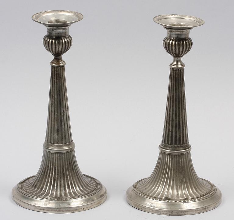 LJUSSTAKAR, ett par, tenn, gustavianska, Martin Artedius, Norrköping 1800.