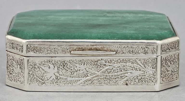 DOSA, låhaltigt silver, 1900-tal. Tot vikt 190 g.