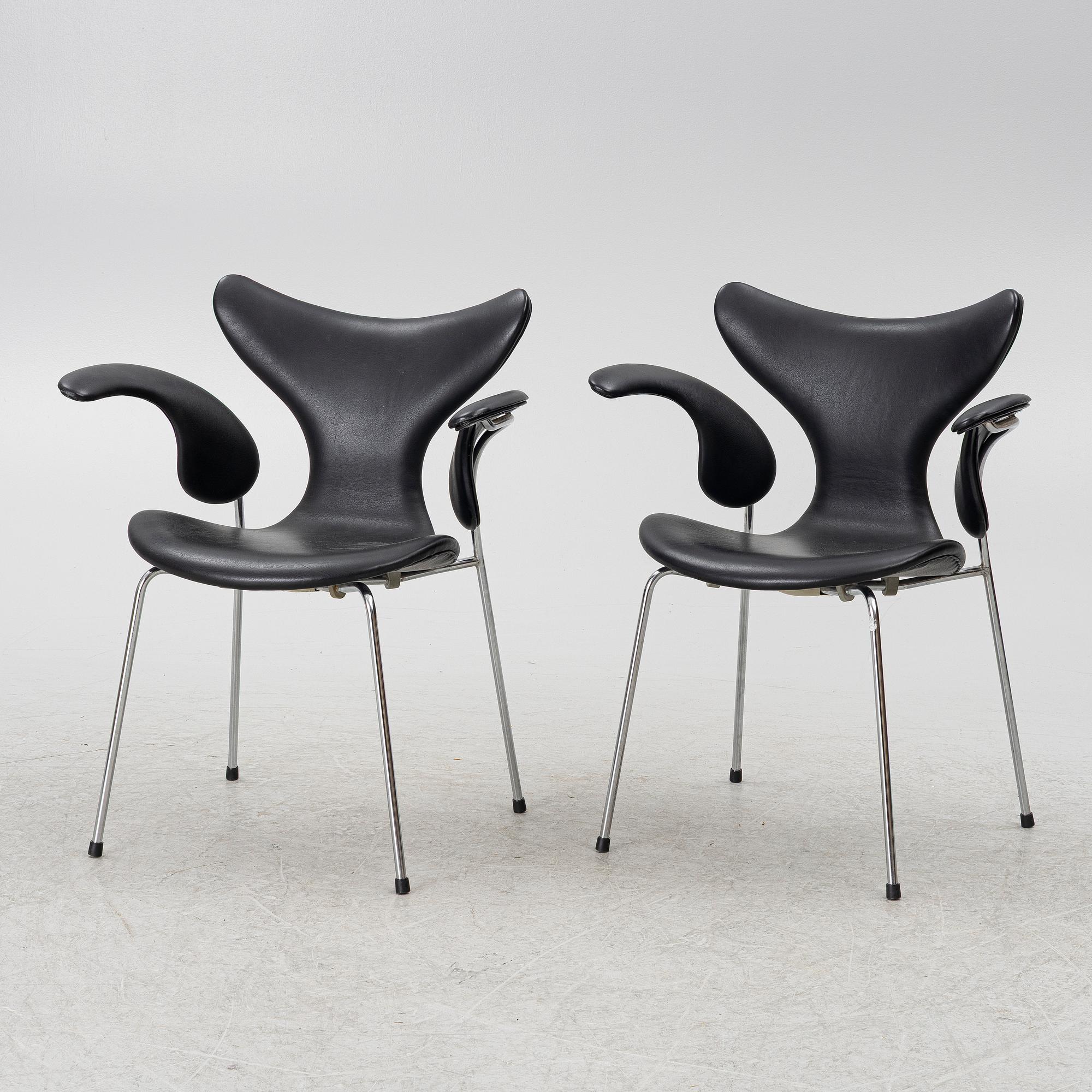Arne Jacobsen, Armchairs a pair, "The Seagull/Lily" Fritz Hansen, 1970 and 1973.