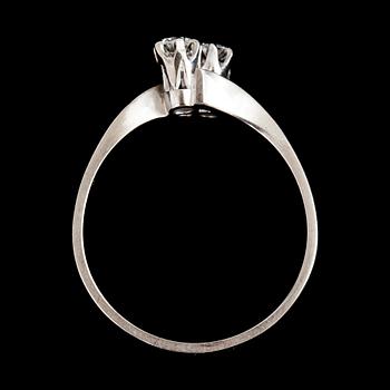 RING, 18k vitguld med två briljantslipade diamanter tot ca 0,29 ct. Göteborg 1963. Vikt 2,8 g.