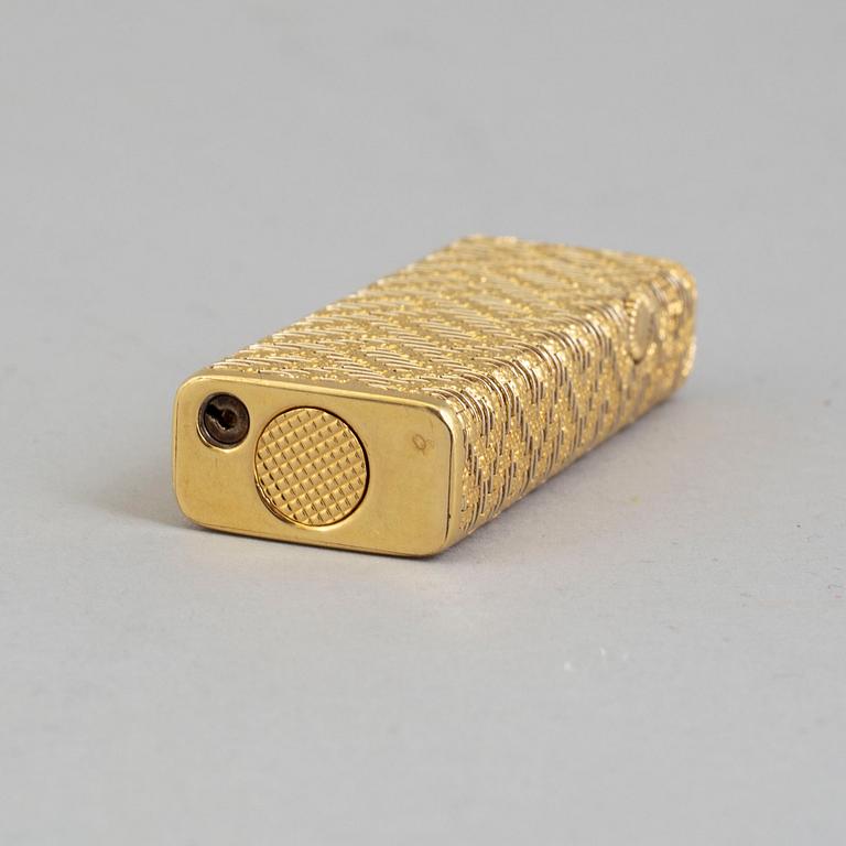 A Dunhill gold plated lighter.
