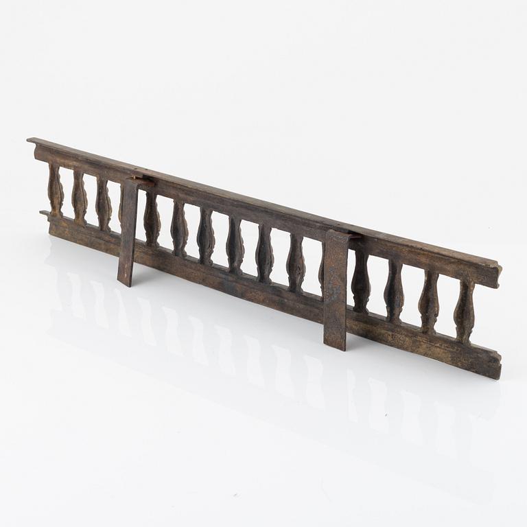 A brass fire grid in three pieces, late 19th century.