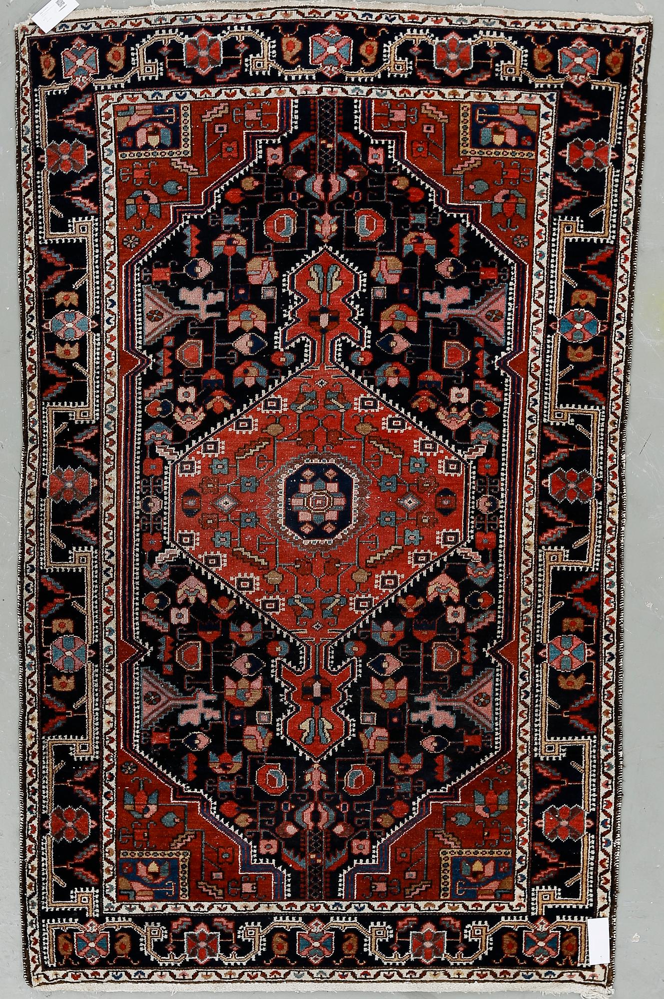 MATTA, semiantik Heris. Ca 204x125 cm.
