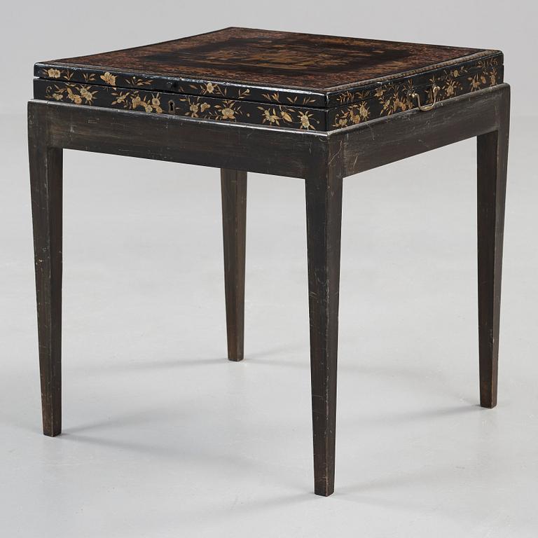 A lacquered table/box with liner, Qing dynasty, 19th Century.