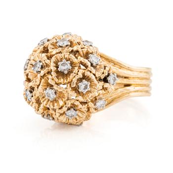 495. Ring 18K guld med runda briljantslipade diamanter, design Barbro Littmarck, W.A. Bolin.