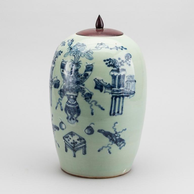 A Chinese porcelain urn, around 1900.