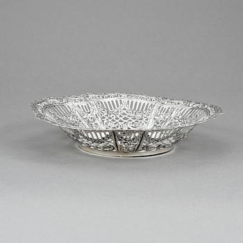 SKÅL, silver, importstämplar samt Oskar Lindroos, Helsingfors, 1931. Vikt ca 304g.