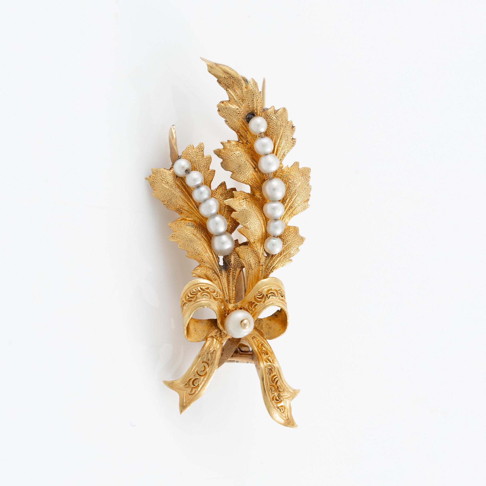 Två broscher 18K guld med pärlor och rosa stenar.