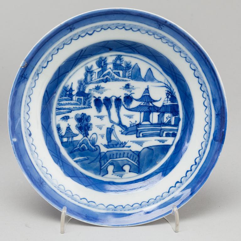A Qianlong porcelain platter and seven 19th century dishes, Qing dynasty.