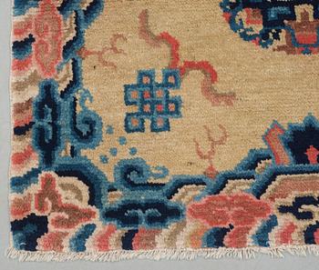SEMI-ANTIQUE CHINESE MEDITATION RUG. 66 x 69,5 cm.
