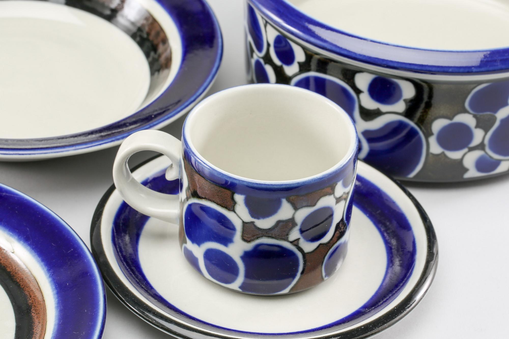 MAT- och KAFFESERVIS, 41 delar, stengods, "Saara", Anja Jaatinen-Winquist för Arabia, Finland, 1970-tal.