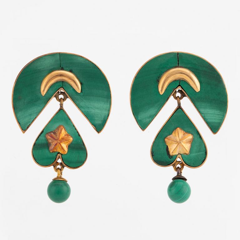 Earrings, a pair, gold with malachite.