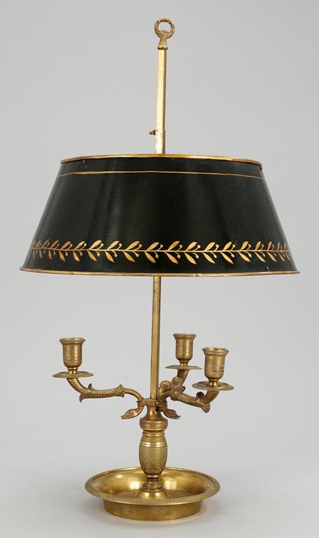 BORDSLAMPA, s.k. lampe bouillotte, för tre ljus. Empirestil.