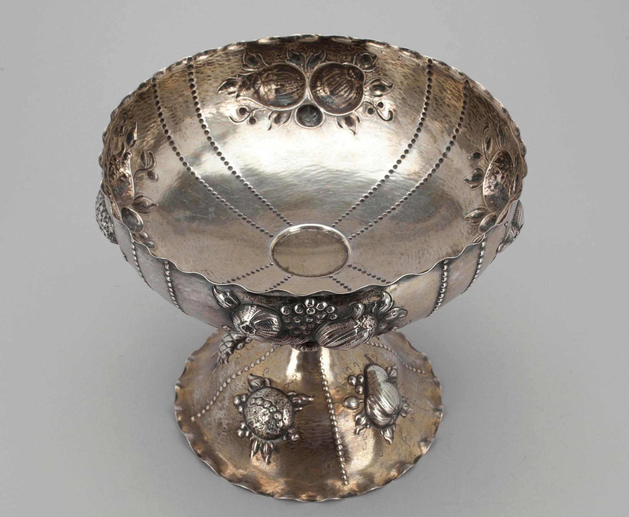 UPPSATSSKÅL, silver, C. G Hallberg, Stockholm 1913. Vikt ca 464 g.