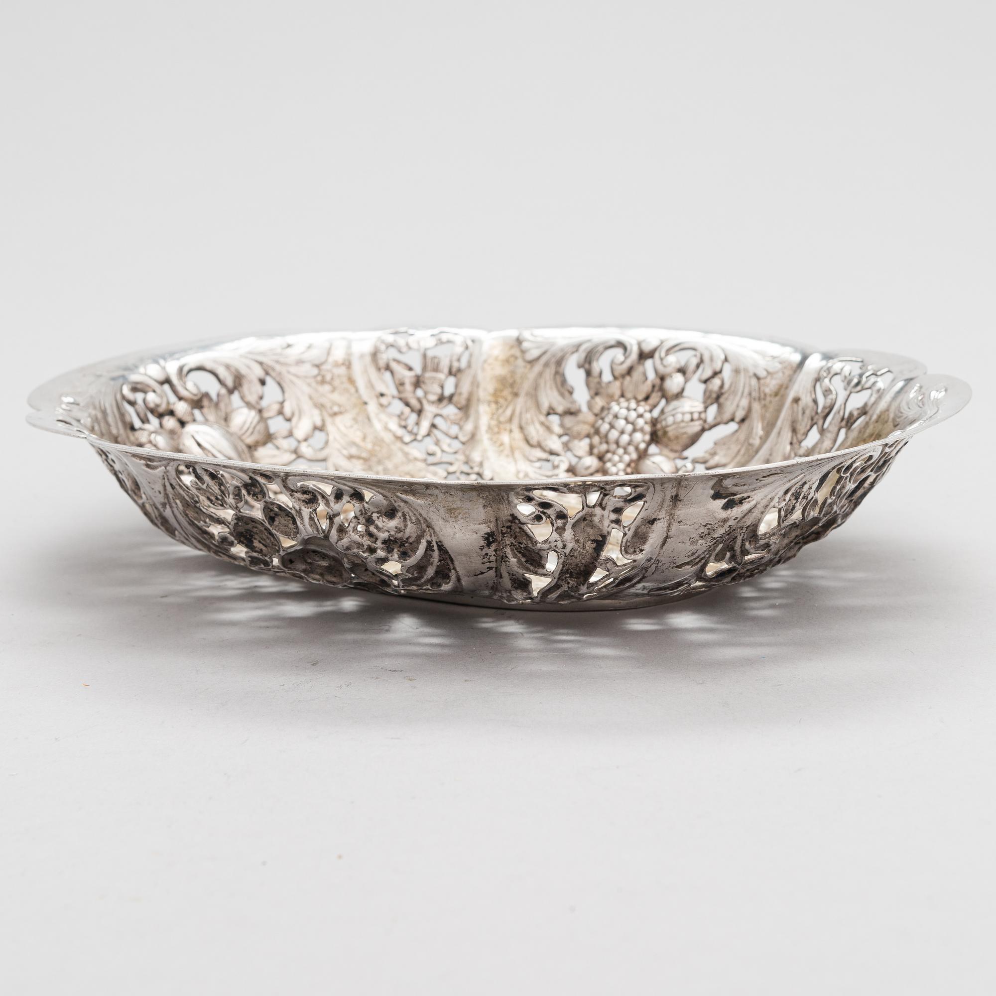 A late 18th-century silver fruit bowl, presumably Hanau pseudo marks.
