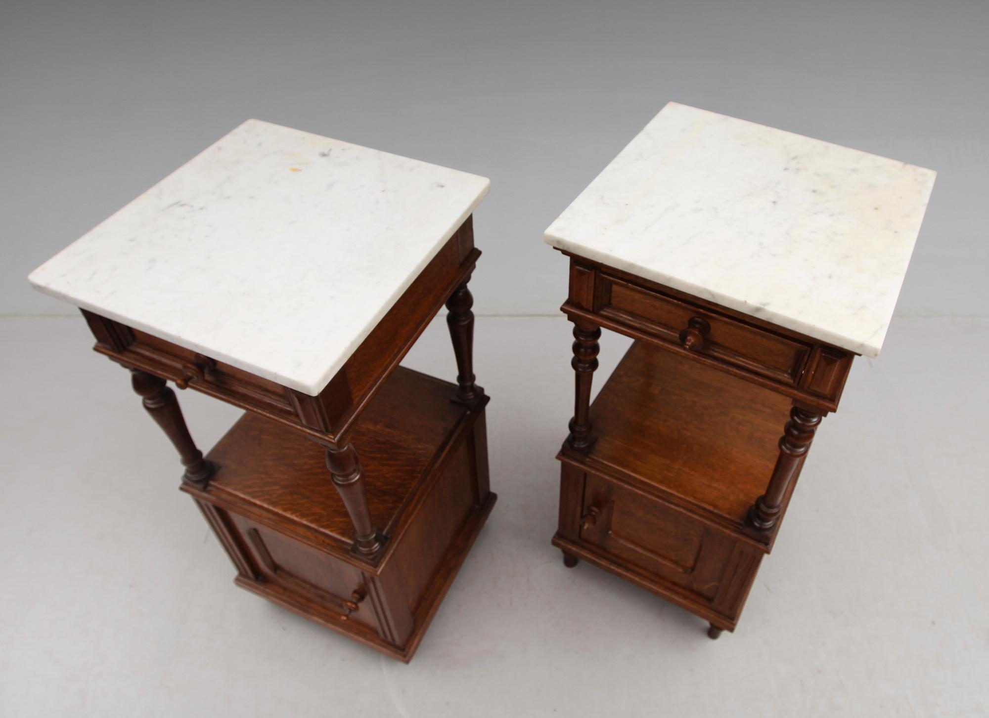 SÄNGBORD, 2 st snarlika, 1800-talets andra hälft.