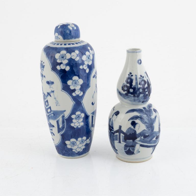 Two blue and white porcelain vases, Qing dynasty, 19th century.