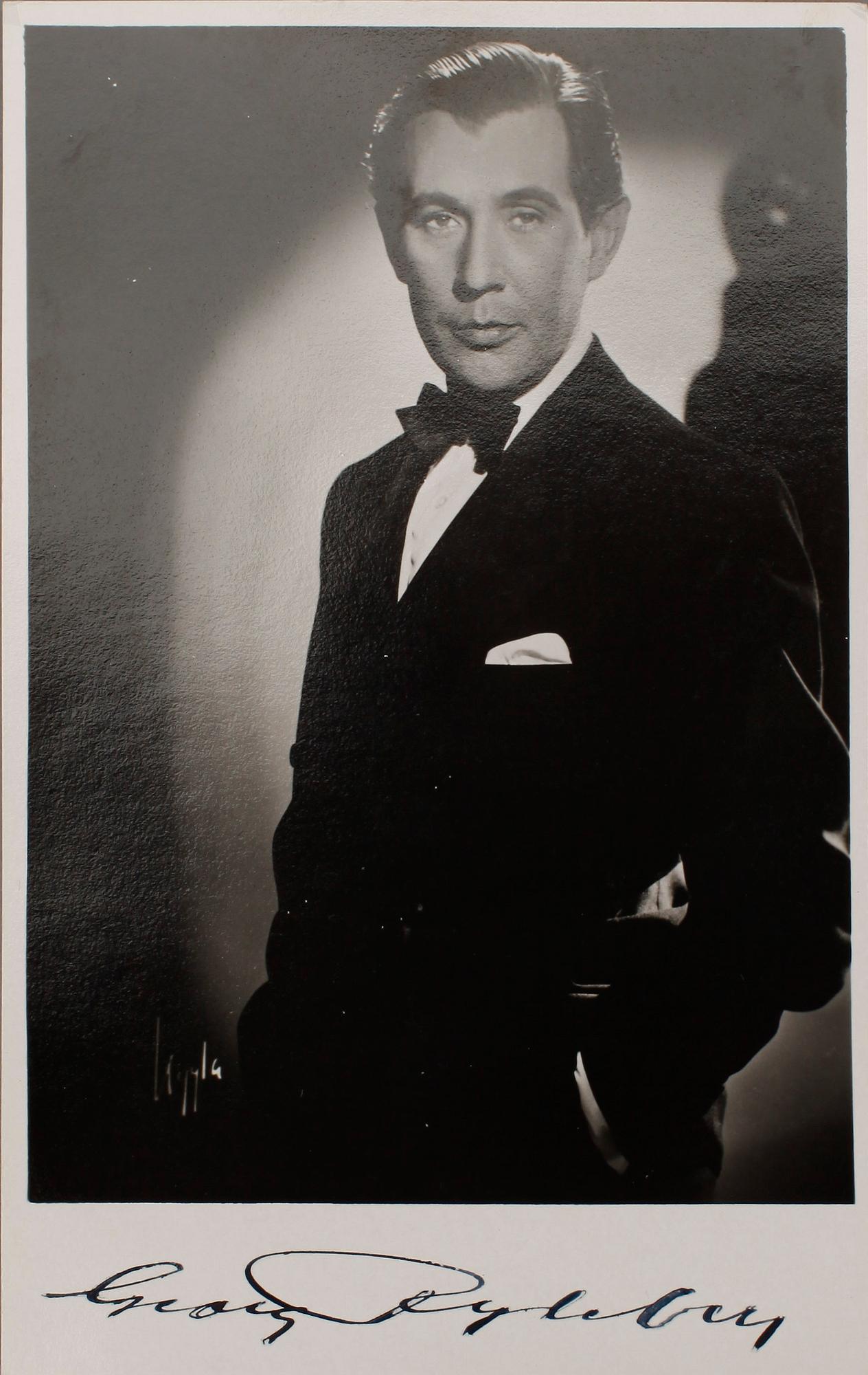 FOTOGRAFIER MED AUTOGRAFER, Georg Rydeberg samt Viveca Lindfors, 1900-talets första hälft.