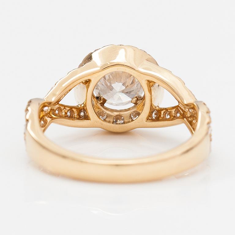 Ring, 18K vitguld, diamanter ca 1.96 ct tot. IGI-certifikat.