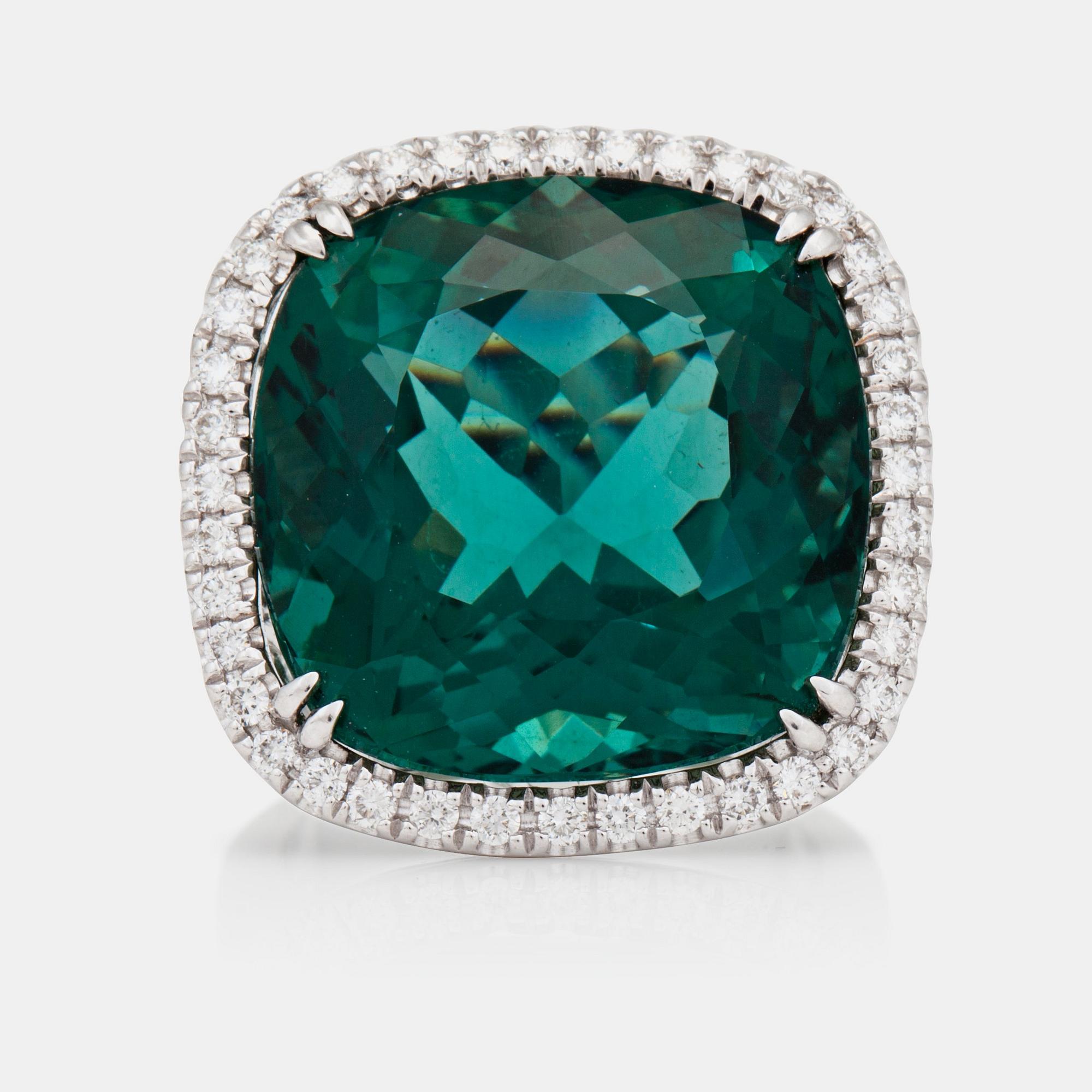 RING med behandlad grön kvarts, 28.80ct samt diamanter totalt 1.33ct.