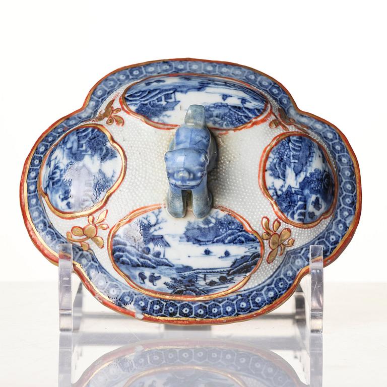 An elegant blue and white Chinese Export porcelain vase with cover, Qing dynasty, Qianlong (1736-95).