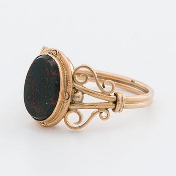 RING, 14K guld m blodsten ca 12 x 8 mm.