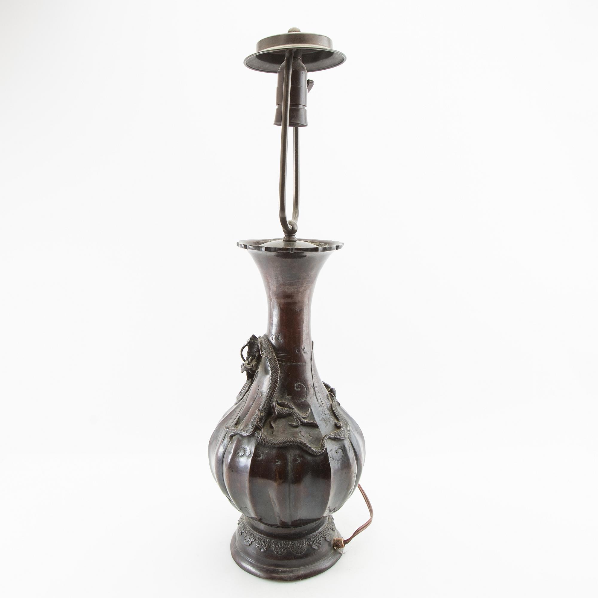 Bordslampa Kina 1900-talets första hälft patinerad brons.
