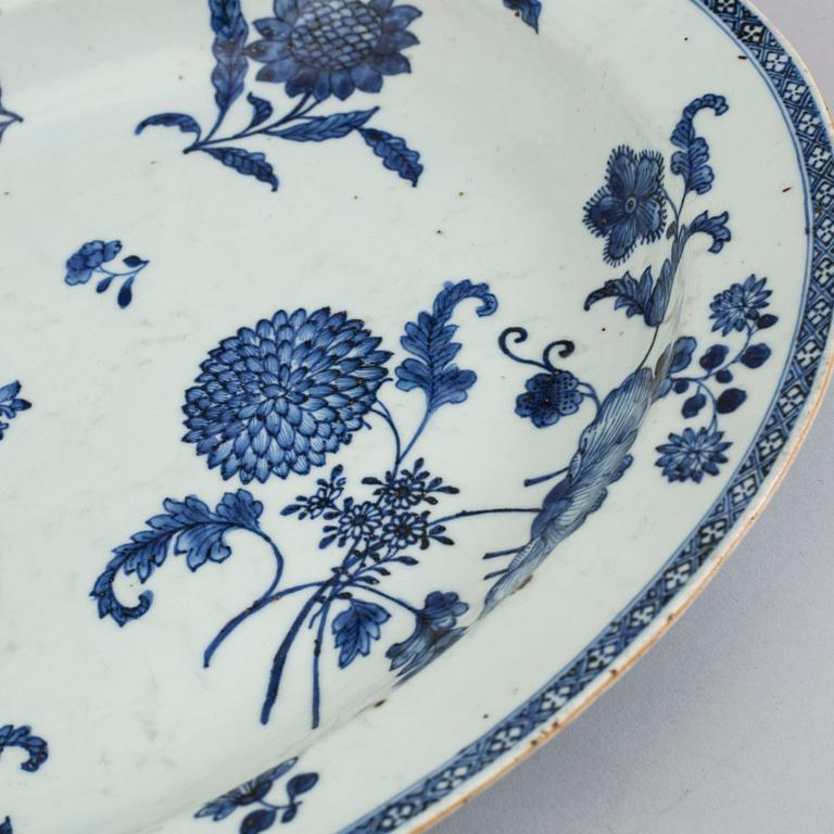 A blue and white deep serving dish, Qing dynasty, Qianlong (1736-95).