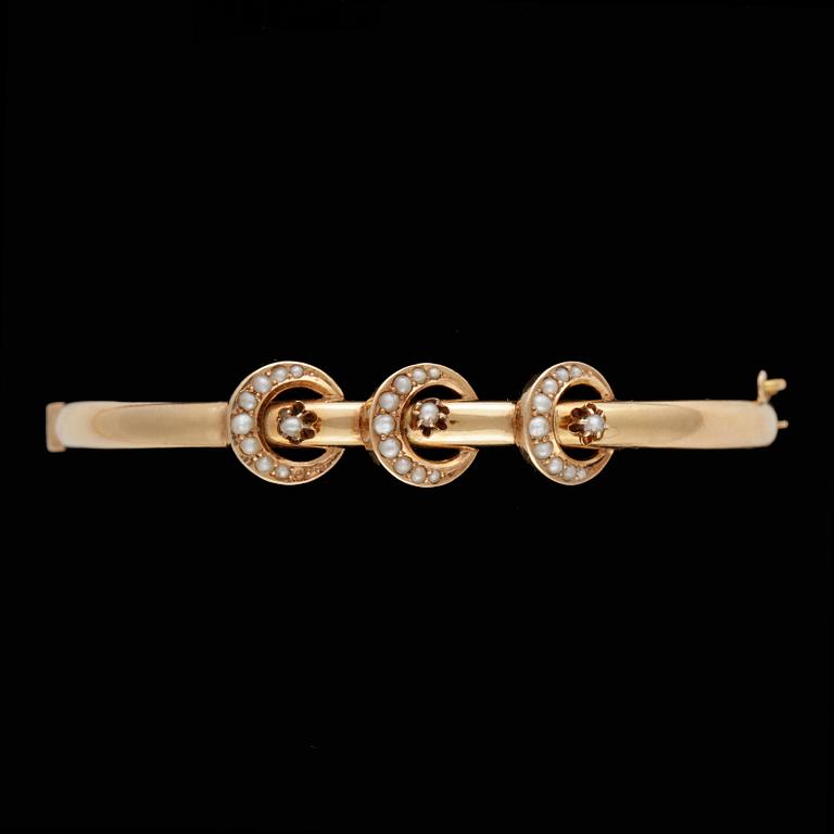 ARMRING, 18k guld med små pärlor. Ludvig Axelson Junior, Stockholm, 1896. Vikt 8,6g.