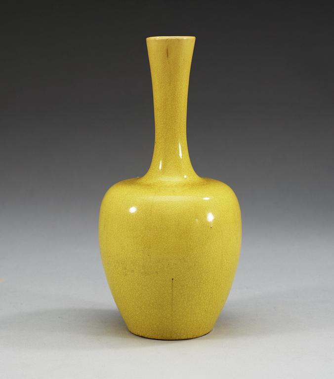 A yellow glazed vase, Qing dynasty.