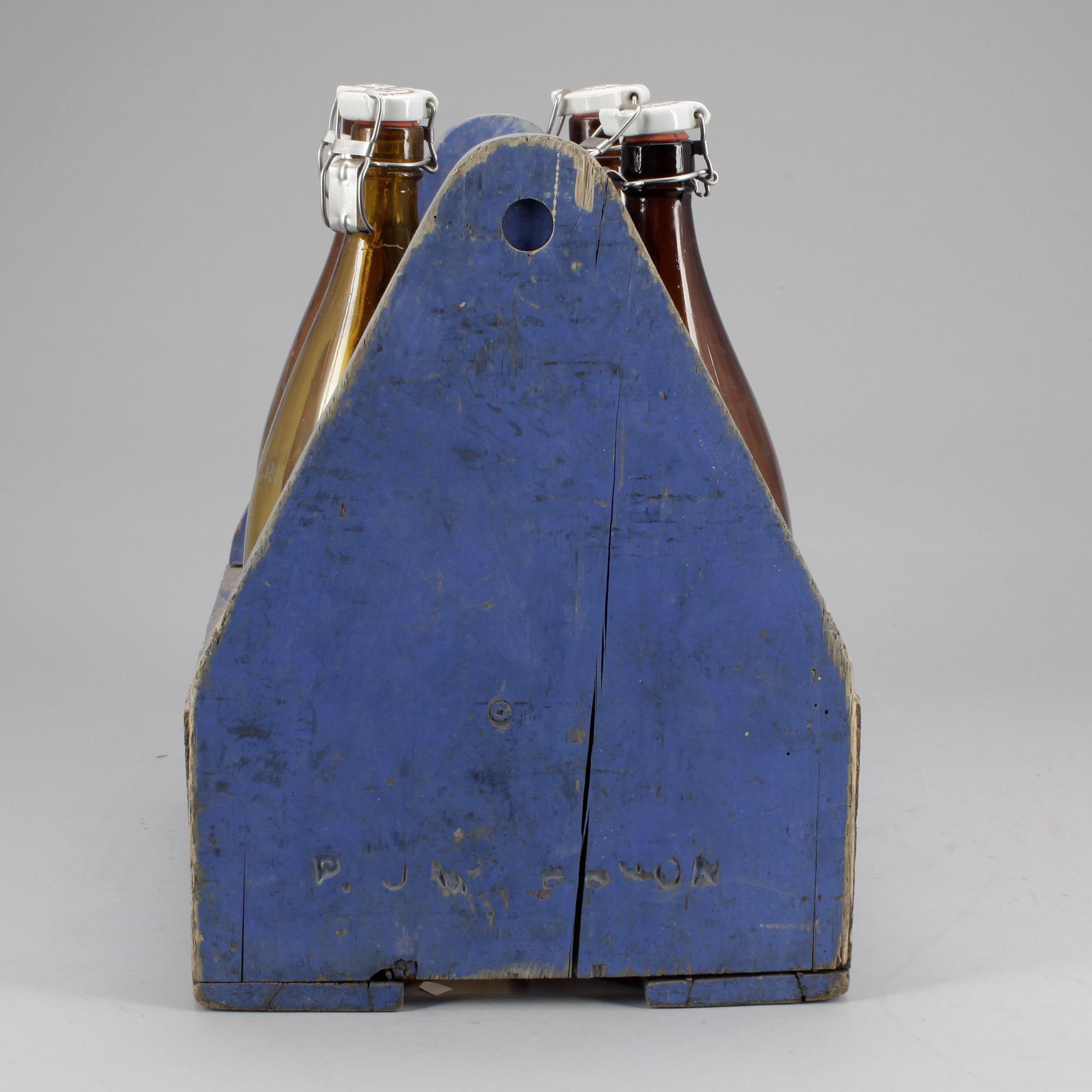 DRICKABACK, med 4 glasflaskor, P Jakobssons bryggeri Ystad, 1900-talets första hälft.