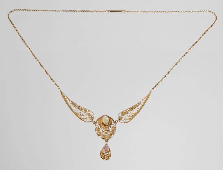 HALSCOLLIER, 18K guld med citrin, 4 orientaliska pärlor samt rosa safir, Gustav Dahlgren & Co, Malmö, 1904. 8,5 gram.