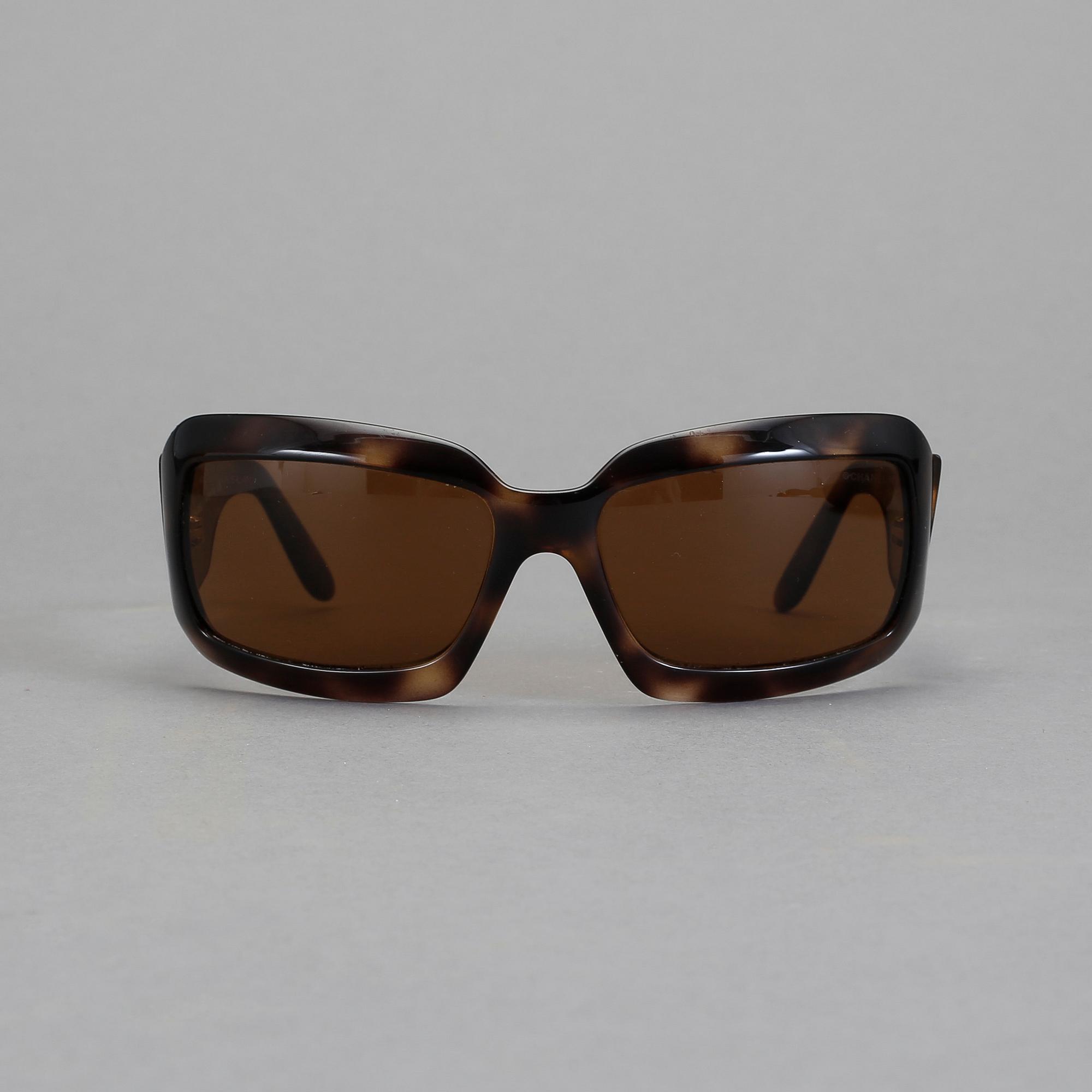 SOLGLASÖGON, Chanel.