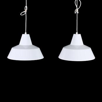 TAKLAMPOR, ett par, "Vaerkstedlampa", Arne Jacobsen, Louis Poulsen, 1900-talets andra hälft. Höjd ca 22 cm.