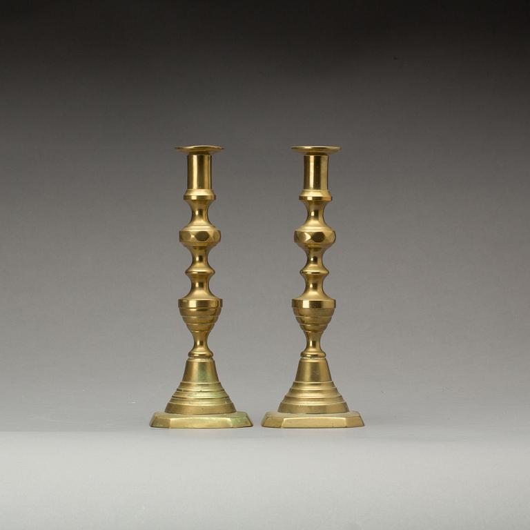 LJUSSTAKAR, ett par, mässing, England, 1900-talets andra hälft.